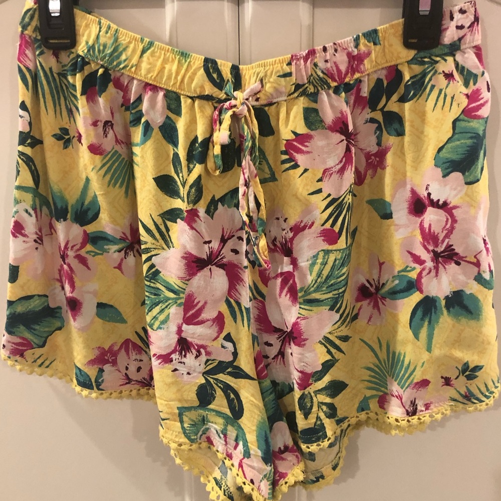 Hollister women’s flowy shorts